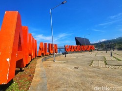 Ornamen Huruf Alun-alun Gadobangkong Digunjing Warganet, Kenapa?