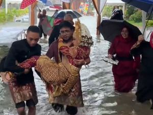 Viral Pernikahan di Tengah Banjir, Pengantin Wanita Digendong ke Pelaminan