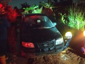 Mobil Warga Depok Terjebak Jalan Berlumpur di Bogor Usai Ikuti Google Maps