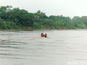 Perahu Penambang Pasir Terbalik di Bengawan Solo Bojonegoro, 1 Orang Hilang Perahu Penambang Pasir Terbalik di Bengawan Solo Bojonegoro, 1 Orang Hilang