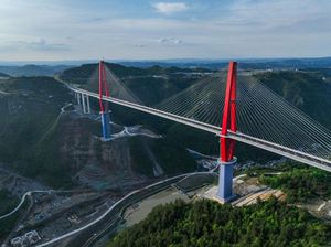 Penampakan Jembatan Sungai Longli di China yang Bakal Dibuka Bulan Depan