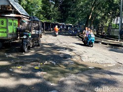 Waspada! Ada Lubang di Jalan Taman Cibeunying Bandung