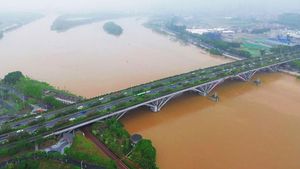 Penampakan Luapan Sungai Dongping di China