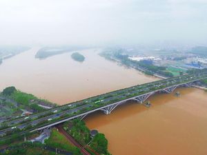Penampakan Luapan Sungai Dongping di China