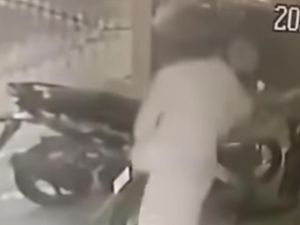 Viral Seorang Pria Pakai Daster Maling Motor di Semarang Viral Seorang Pria Pakai Daster Maling Motor di Semarang