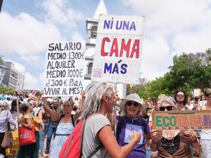 Penduduk Canary Protes Masifnya Turisme Massal di Wilayah Mereka