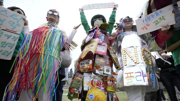 Warga Korsel Pilih Peragaan Busana dari Sampah saat Peringati Hari Bumi