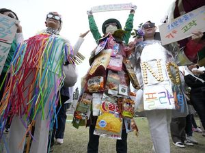 Warga Korsel Pilih Peragaan Busana dari Sampah saat Peringati Hari Bumi Warga Korsel Pilih Peragaan Busana dari Sampah saat Peringati Hari Bumi