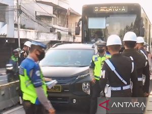 Polisi-TNI Razia Kendaraan Penyerobot Jalur TransJ Jatinegara Polisi-TNI Razia Kendaraan Penyerobot Jalur TransJ Jatinegara