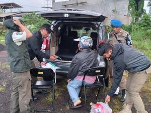 Kena! 3 Warga Tasikmalaya Keciduk Buang Sampah Sembarangan Kena! 3 Warga Tasikmalaya Keciduk Buang Sampah Sembarangan