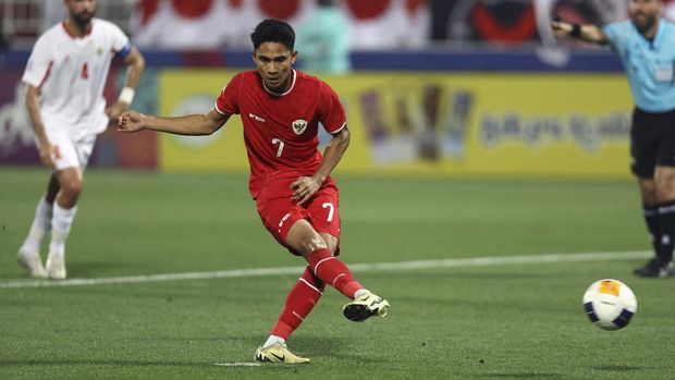 Indonesia's midfielder #07 Marselino Ferdinan kicks the ball in a penalty shot to score his team's first goal during their AFC U23 Asian Cup Group A match against Jordan at Abdullah Bin Khalifa Stadium in Doha on April 21, 2024. (Photo by KARIM JAAFAR / AFP)