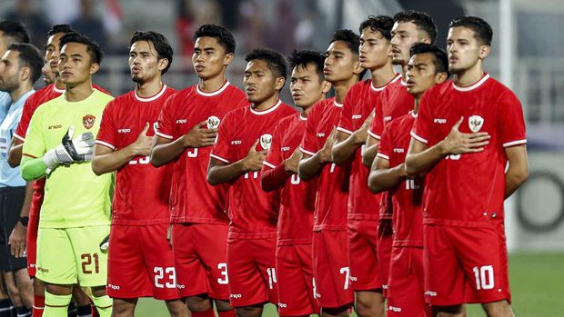 Jordan (white) and Indonesia's (red) starting eleven stand up for their national anthems before the start of the AFC U23 Asian Cup Group A match between Jordan and Indonesia at Abdullah Bin Khalifa Stadium in Doha on April 21, 2024. (Photo by KARIM JAAFAR / AFP)
