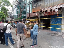 Polisi Mulai Olah TKP Kebakaran di Mampang, Pegawai Toko Dihadirkan