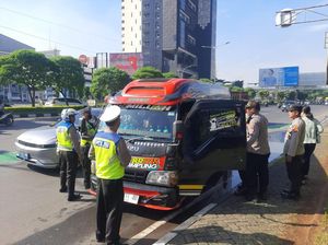 Cegah Anarko, Polisi Cegat Massa dari Bekasi yang Akan Demo di MK Cegah Anarko, Polisi Cegat Massa dari Bekasi yang Akan Demo di MK