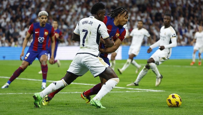 Drama lima gol tercipta di El Clasico antara Real Madrid vs Barcelona. Gol Jude Bellingham di masa injury time bikin El Real menang 3-2. Pertandingan dihelat di Santiago Bernabeu, Senin (22/4/2024) dini hari WIB.