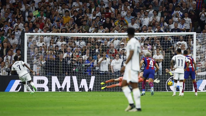 Potret Real Madrid Bungkam Barcelona, Bellingham Jadi Pahlawan Drama lima gol tercipta di El Clasico antara Real Madrid vs Barcelona. Gol Jude Bellingham di masa injury time bikin El Real menang 3-2. Pertandingan dihelat di Santiago Bernabeu, Senin (22/4/2024) dini hari WIB.