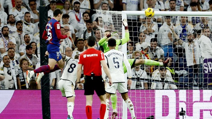 Potret Real Madrid Bungkam Barcelona, Bellingham Jadi Pahlawan Soccer Football - LaLiga - Real Madrid v FC Barcelona - Santiago Bernabeu, Madrid, Spain - April 21, 2024 FC Barcelona's Andreas Christensen scores their first goal REUTERS/Juan Medina