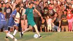 Lihat Lagi Gaya Jokowi Main Bola Bareng SSB Gorontalo
