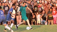 Jokowi terlihat menggiring bola.