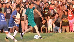 Lihat Lagi Gaya Jokowi Main Bola Bareng SSB Gorontalo