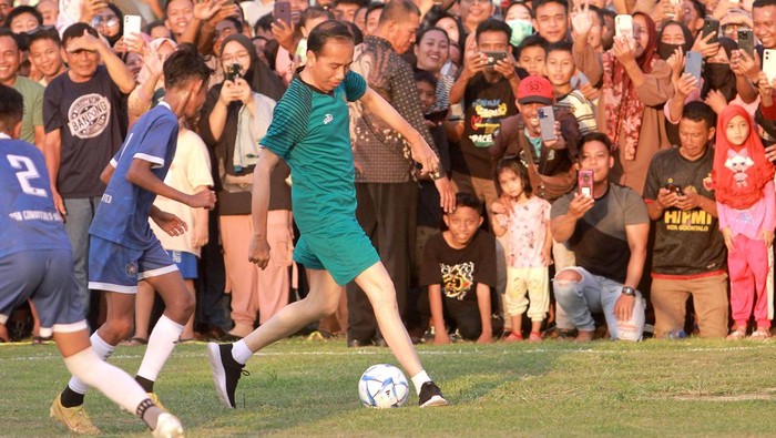 Presiden Joko Widodo bermain bola di Gorontalo Presiden Joko Widodo menjadi kiper pada pertandingan persahabatan di Lapangan Kompi Bantuan, Kota Gorontalo, Gorontalo, Minggu (21/4/2024). Presiden Jokowi didampingi sejumlah menteri bermain sepak bola bersama tim SSB Gorontalo United di sela-sela rangkaian kunjungan kerja selama dua hari di Gorontalo. ANTARA FOTO/Adiwinata Solihin/Spt.