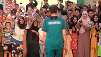 Tak sendiri, Jokowi juga bermain bersama sejumlah menteri.