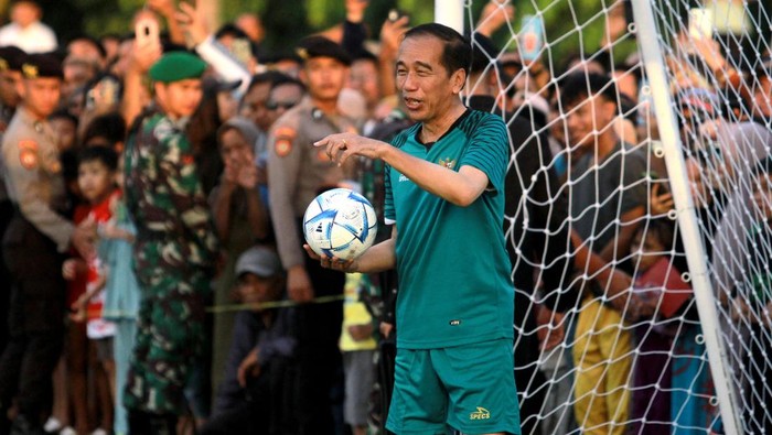 Presiden Joko Widodo menjadi kiper pada pertandingan persahabatan di Lapangan Kompi Bantuan, Kota Gorontalo, Gorontalo, Minggu (21/4/2024). Presiden Jokowi didampingi sejumlah menteri bermain sepak bola bersama tim SSB Gorontalo United di sela-sela rangkaian kunjungan kerja selama dua hari di Gorontalo. ANTARA FOTO/Adiwinata Solihin/Spt.