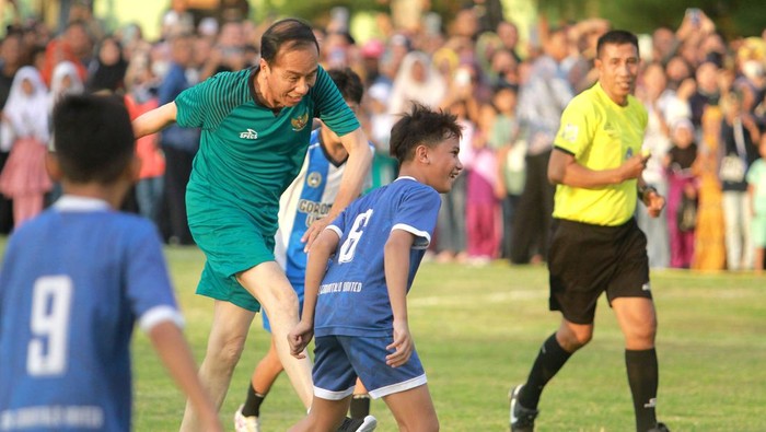 Presiden Joko Widodo bermain bola di Gorontalo Presiden Joko Widodo menjadi kiper pada pertandingan persahabatan di Lapangan Kompi Bantuan, Kota Gorontalo, Gorontalo, Minggu (21/4/2024). Presiden Jokowi didampingi sejumlah menteri bermain sepak bola bersama tim SSB Gorontalo United di sela-sela rangkaian kunjungan kerja selama dua hari di Gorontalo. ANTARA FOTO/Adiwinata Solihin/Spt.