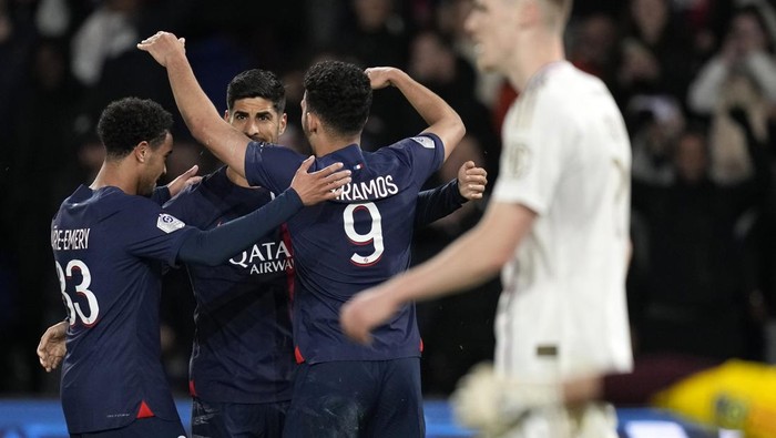 PSGs Goncalo Ramos, 2nd right, celebrates with teammates after scoring his sides fourth goal during the French League One soccer match between Paris Saint-Germain and Lyon at the Parc des Princes stadium in Paris, Sunday, April 21, 2024. (AP Photo/Christophe Ena)