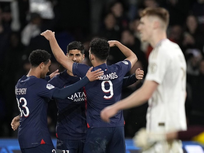 PSG's Goncalo Ramos, 2nd right, celebrates with teammates after scoring his sides fourth goal during the French League One soccer match between Paris Saint-Germain and Lyon at the Parc des Princes stadium in Paris, Sunday, April 21, 2024. (AP Photo/Christophe Ena)
