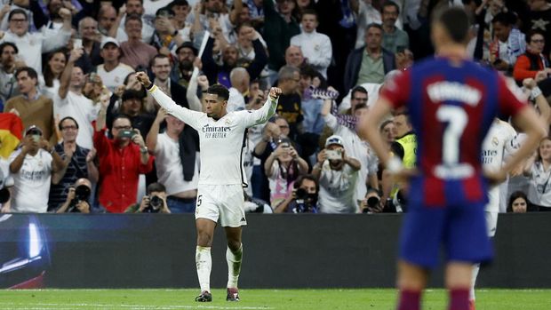 Soccer Football - LaLiga - Real Madrid v FC Barcelona - Santiago Bernabeu, Madrid, Spain - April 21, 2024 Real Madrid's Jude Bellingham celebrates scoring their third goal REUTERS/Juan Medina
