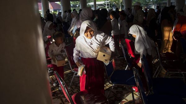 Semringah 1000 Siswa Sekolah di Indramayu Dapat Sepatu Gratis