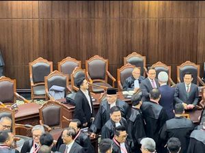 Sidang Putusan Sengketa Pilpres Usai, Tim Hukum Prabowo Salami Anies-Ganjar Sidang Putusan Sengketa Pilpres Usai, Tim Hukum Prabowo Salami Anies-Ganjar