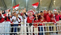 Dari pria sampai wanita, yang muda sampai yang tua, semua suporter Indonesia tak henti mendukung Garuda Muda langsung di lapangan!