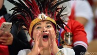 Bukan suporter Indonesia namanya kalau tidak pakai kostum yang bercirikan Indonesia banget!