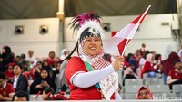 Tak sedikit suporter wanita yang datang langsung ke stadion dan mendukung Garuda Muda