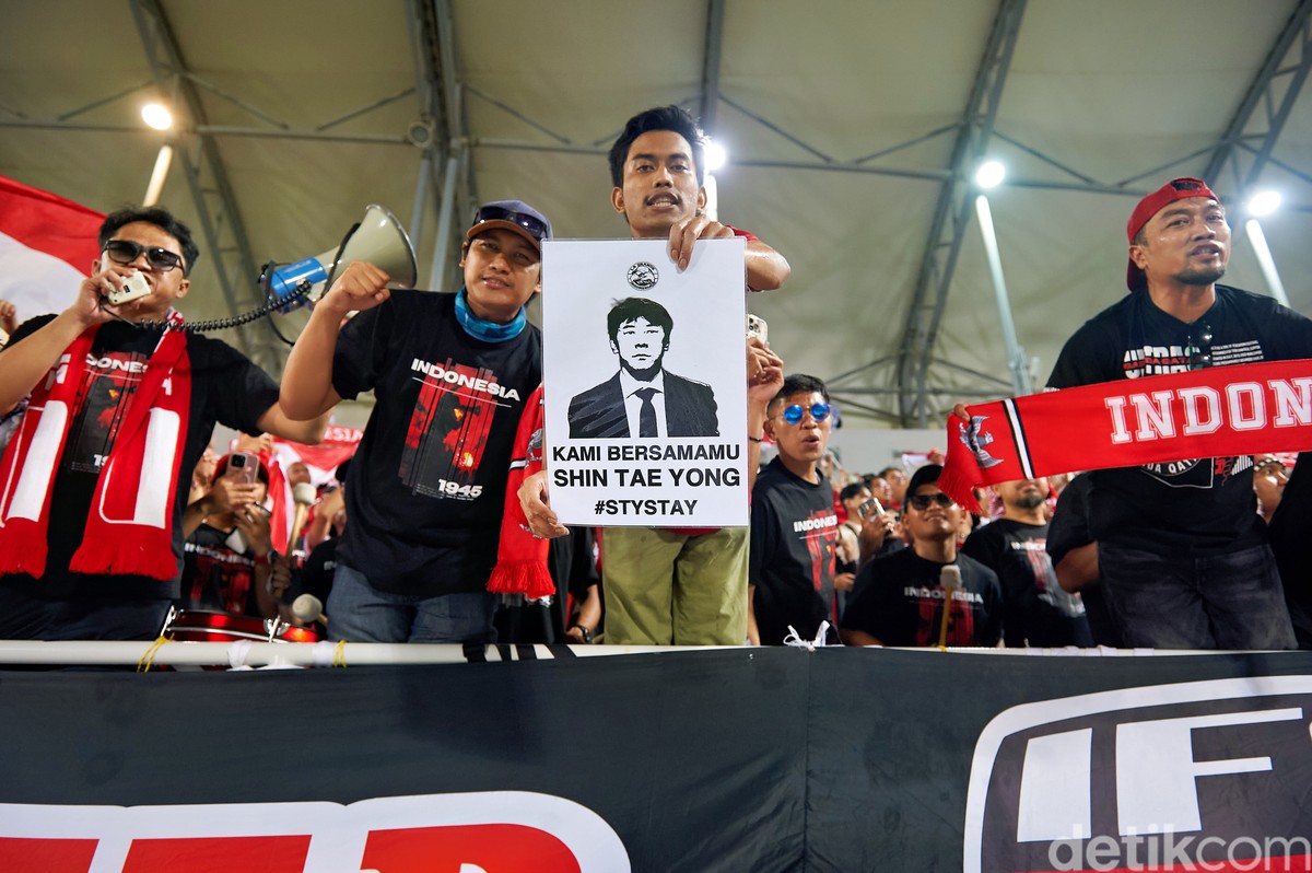 Suporter Indonesia di Doha, Qatar yang meminta PSSI perpanjang kontrak STY (Foto: Jalu Pamuncar/detikSport)