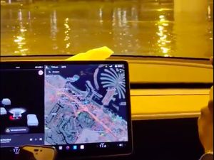Tesla Jadi Perahu saat Banjir Dubai, Elon Musk Bilang Begini