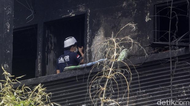 Kepolisian mulai melakukan olah TKP kebakaran toko bingkai di Mampang Prapatan, Jakarta Selatan. Olah TKP akan dilakukan bersama laboratorium forensik hari ini.