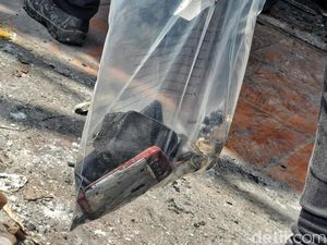 Polisi Temukan 2 Unit Ponsel di Lokasi Kebakaran Maut di Mampang Polisi Temukan 2 Unit Ponsel di Lokasi Kebakaran Maut di Mampang