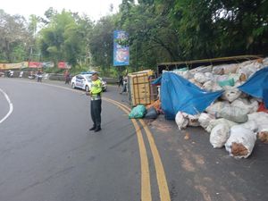 Overload, Truk Muat Batok Kelapa Terguling di Jalan Wonosari Patuk