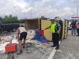 Ban Pecah, Truk Muat Cat Terguling di Tol Jombang