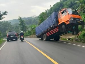 Misteri Anak Gundul yang Sering Bikin Kecelakaan di Tanjakan Cibeka Misteri Anak Gundul yang Sering Bikin Kecelakaan di Tanjakan Cibeka