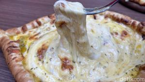 Hangout di Jaksel Sambil Ngunyah Pizza yang Mulur Kejunya