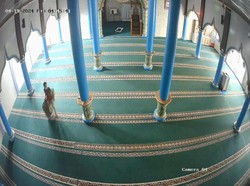 Gagal Gasak Kotak Amal, Wanita di Jambi Terekam CCTV Curi Ambal Masjid