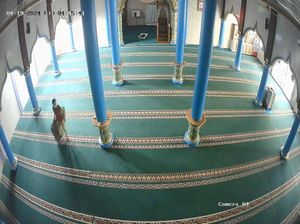 Gagal Gasak Kotak Amal, Wanita di Jambi Terekam CCTV Curi Ambal Masjid Gagal Gasak Kotak Amal, Wanita di Jambi Terekam CCTV Curi Ambal Masjid