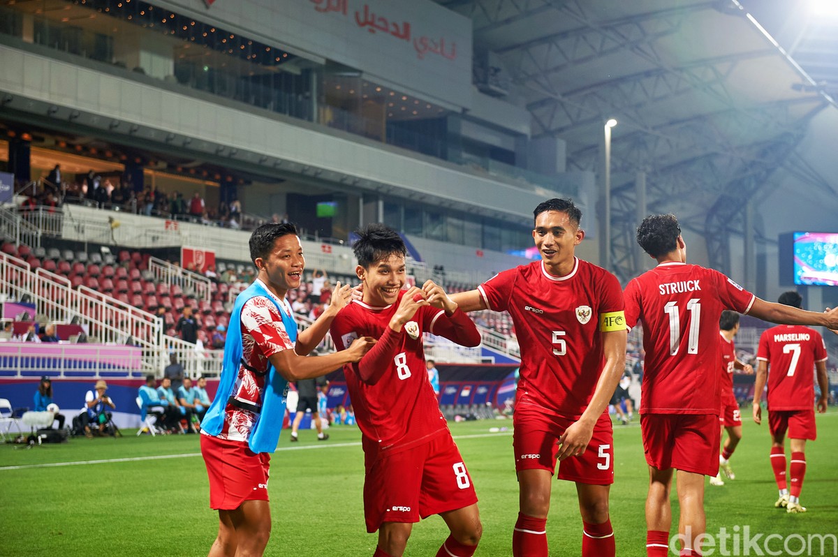 Witan (tengah) dan Rizky Ridho (kirinya) (Foto: Jalu Pamuncar/detikSport)
