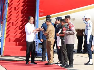 Pj Gubernur Sulbar Sambut Jokowi Saat Tiba di Bandara Mamuju