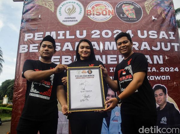 Aksi Petisi Damai dari Ketiga Relawan Capres