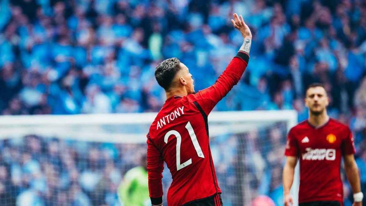 Antony usai MU menang di semifinal Piala FA atas Coventry City. (Foto: Ash Donelon/Manchester United via Getty Images)